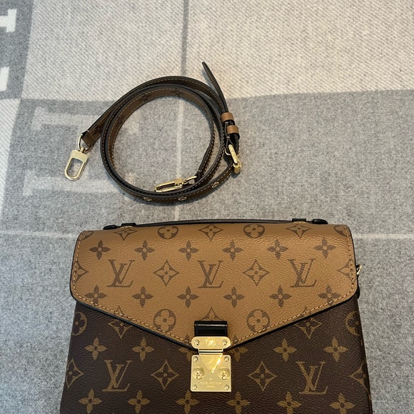 **SOLD** LOUIS VUITTON POCHETTE METIS - Picture 3 of 12